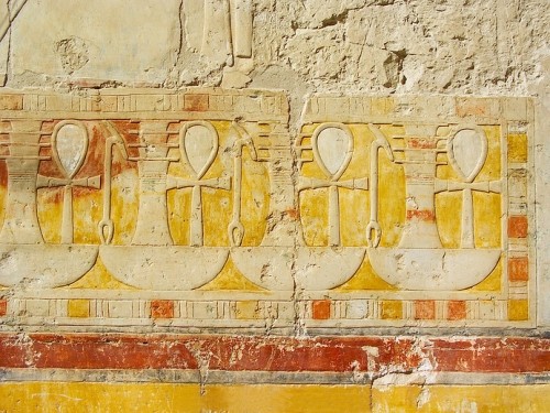 Régnant sous le nom de Maaktare Hatchepsout, il semble que la reine a étendu le commerce de l'Empire et a supervisé des projets architecturaux ambitieux, y compris le temple funéraire de Deir el-Bahari.