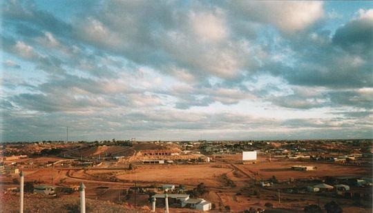 Coober Pedy è una cittadina di circa 1600 abitanti e si trova in un'area desertica nell'Australia Meridionale.