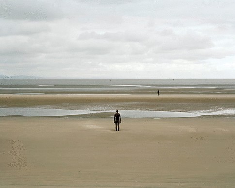 La spiaggia di Crosby, Liverpool, in una foto scattata il 7 aprile del 2008 alle ore 9 del mattino...