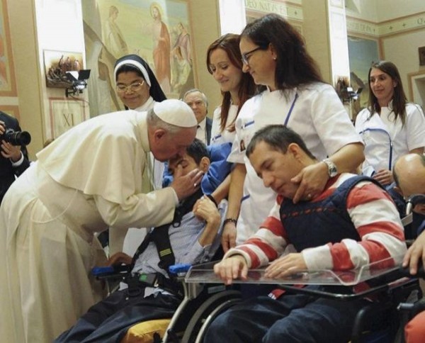 Dopo l'elezione come Papa, donò il tradizionale bonus monetario ai più bisognosi.