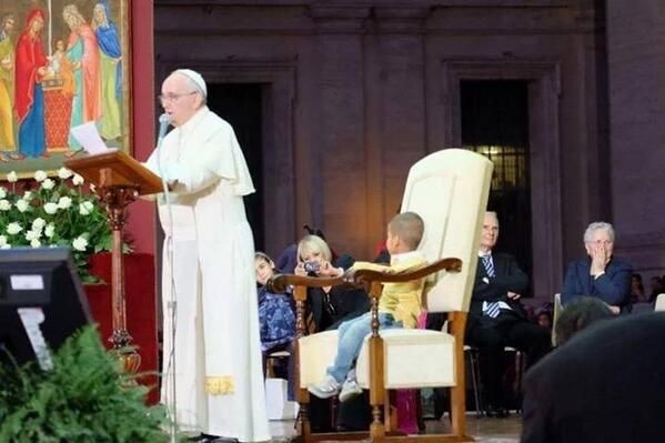 ... e si sedesse sulla sedia papale!
