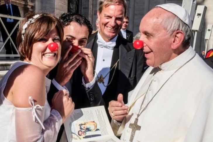 Et enfin , il a rejoint les bénévoles qui aident les enfants malades en portant le traditionnel nez rouge de clown !