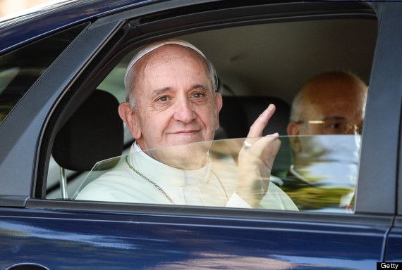 Il a renoncé à la traditionnelle " papamobile ", l'onéreuse voiture réservée au pape.