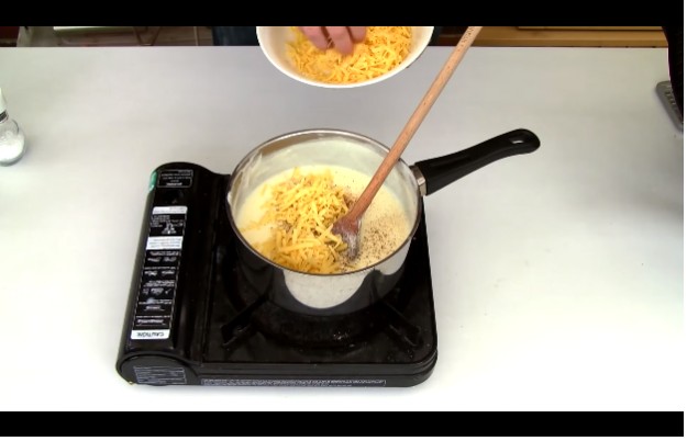 1. Derretir la mantequilla en una cacerola, agregar la harina y mezclar. Verter la leche, la nuez moscada y una pizca de pimienta. Por último, añadir sal y una parte del queso.