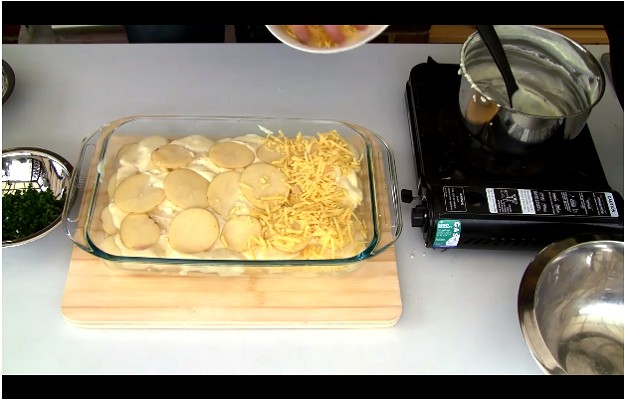 4. Terminada la salsa y las patatas espolvorear con el queso restante.