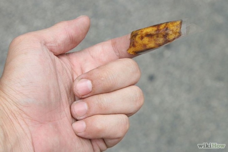 11. Voor het verwijderen van hinderlijke splinters of doornen uit de huid, gebruik je een bananenschil: dankzij de enzymen waar de schil rijk aan is, zul je de splinter of doorn makkelijker kunnen verwijderen.