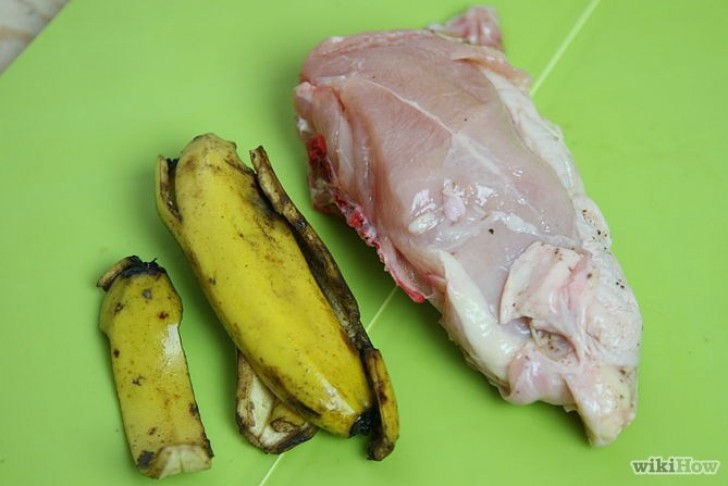 14- La cascara de banana posicionada sobre la pechuga de pollo, lo mantiene blanco y jugoso durante la coccion.