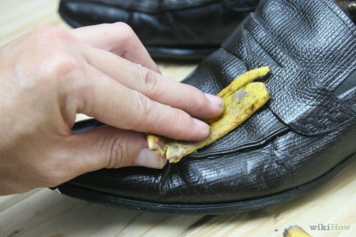 1- Frotar la cascara de la banana sobre el zapato de cuero para lustrarlo y mantenerlo limpio.