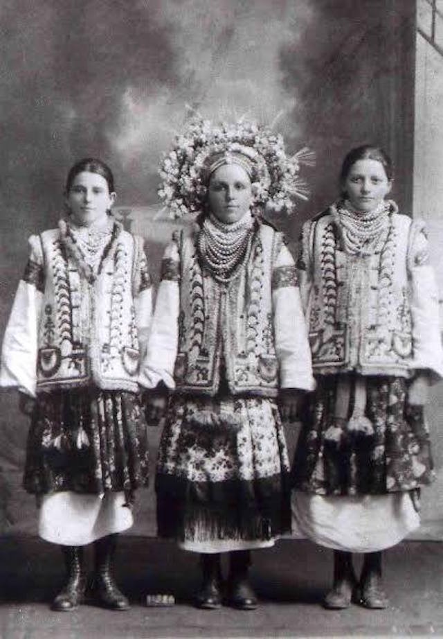 Al centro un'altra sposa, fiera di indossare il suo appariscente copricapo, sempre proveniente dai Carpazi...