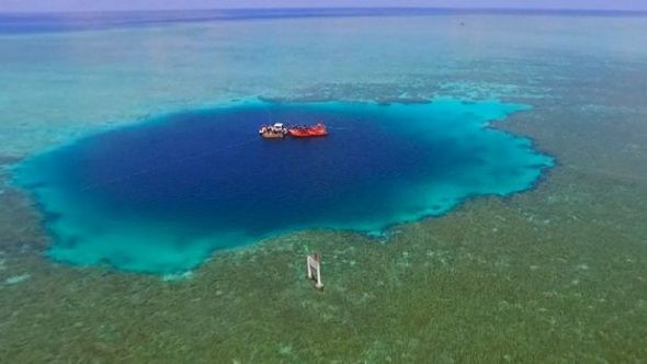 Se encuentra en las Islas Paracel, entre Vietnam y las Filipinas. Derroco a la sima de las Bahamas que hasta ahora tenía el récord con sus 210 metros de profundidad.