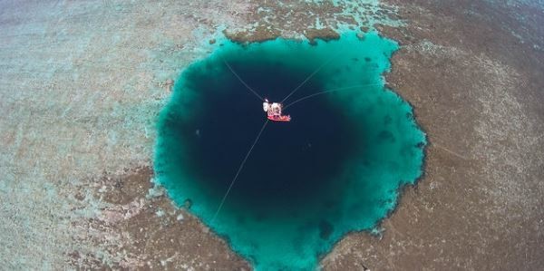 Dans le monde, il y a beaucoup de « trous bleus », ce sont des gouffres remplis d'eau avec un habitat très spécial.