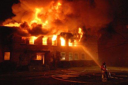 7. La primera causa de muerte en caso de incendio es la intoxicacion de humo, no las llamas ; tirandose a tierra tendran mayor posibilidad de salir vivos.