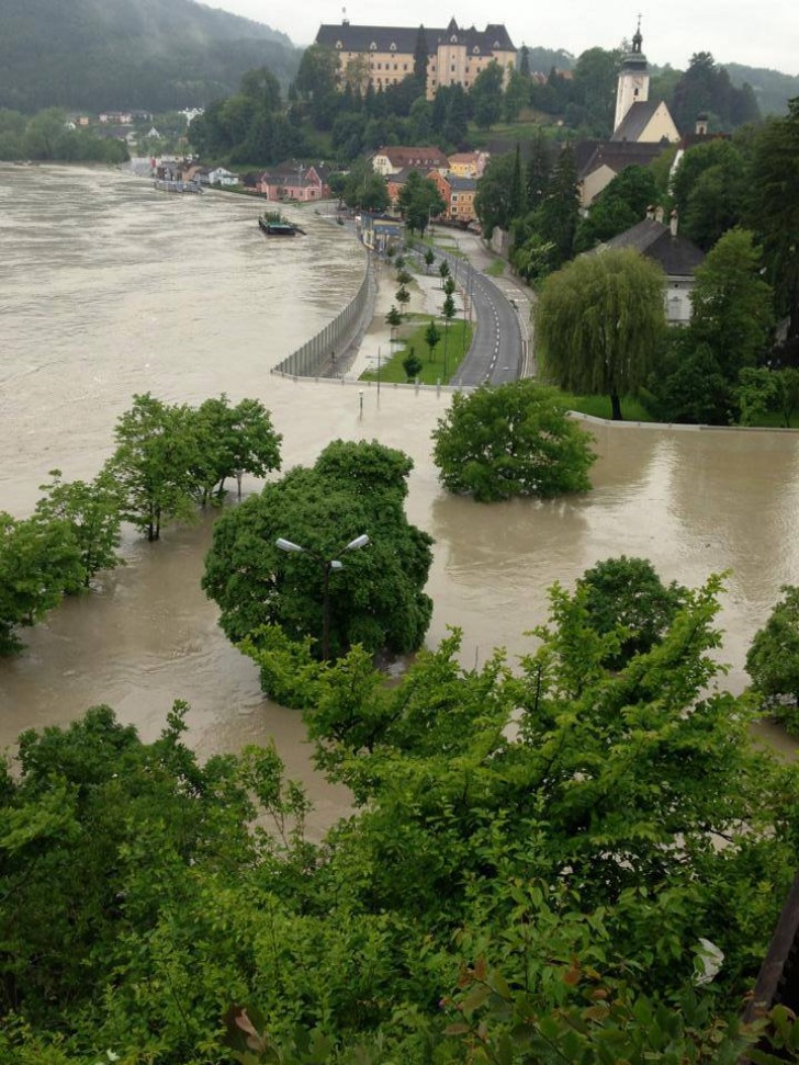To avoid the total flooding of the city of Grein, removable walls were hoisted all around it.