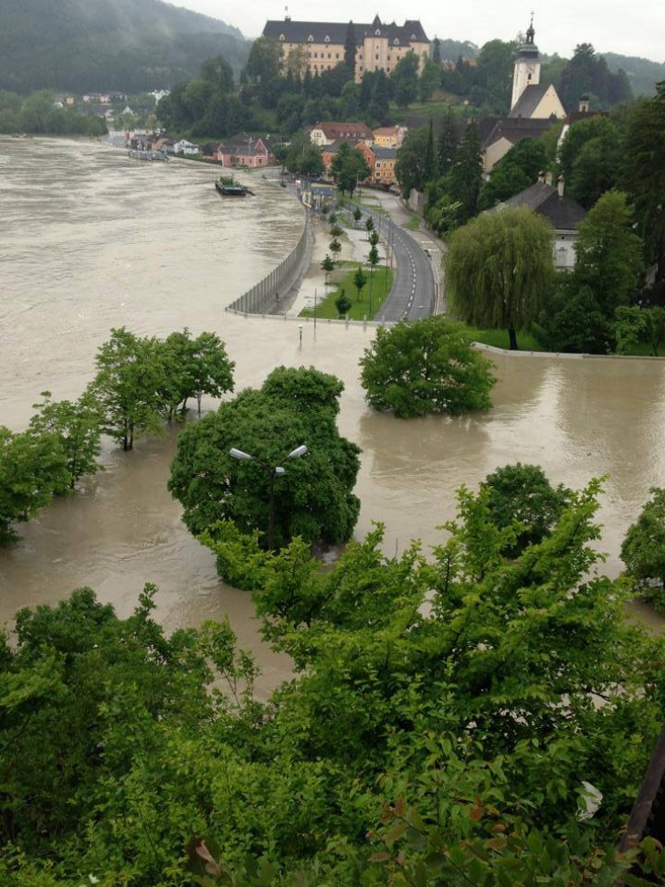 Para evitar la total inundacion de la ciudad fueron izadas paredes desmontables en todo alrededor de la misma.