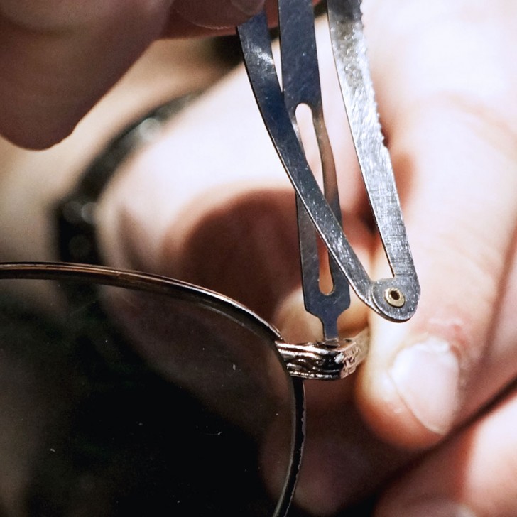 We see it at work while tightening a micro-screw on an eyeglass frame ...