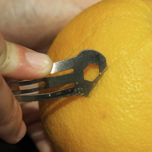 Il aide à ouvrir la peau d'une orange
