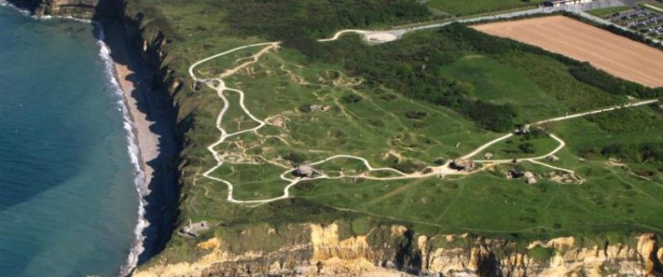 Avant le débarquement , sur les falaises de la Pointe du Hoc, les Allemands campaient et avaient construit un fort pour se défendre d'une attaque des Etats-Unis .