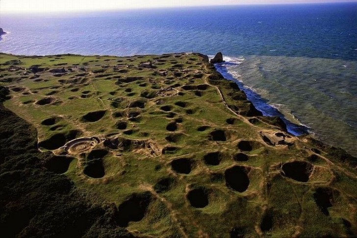 Pour cette raison, avant l'attaque, les responsables américains ont décidé d'attaquer les falaises par la mer et de décimer le plus possible l'artillerie allemande.