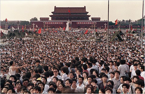 De Chinese premier Li Peng, ervan overtuigd dat de menigte was gemanipuleerd door buitenlandse mogendheden gaf het leger de opdracht om in te grijpen.