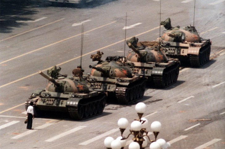 De wordt ook wel de "Onbekende Protestganger" genoemd, het symbool geworden van het protest op het Tiananmenplein en in het algemeen van alle demonstraties in heel de wereld.