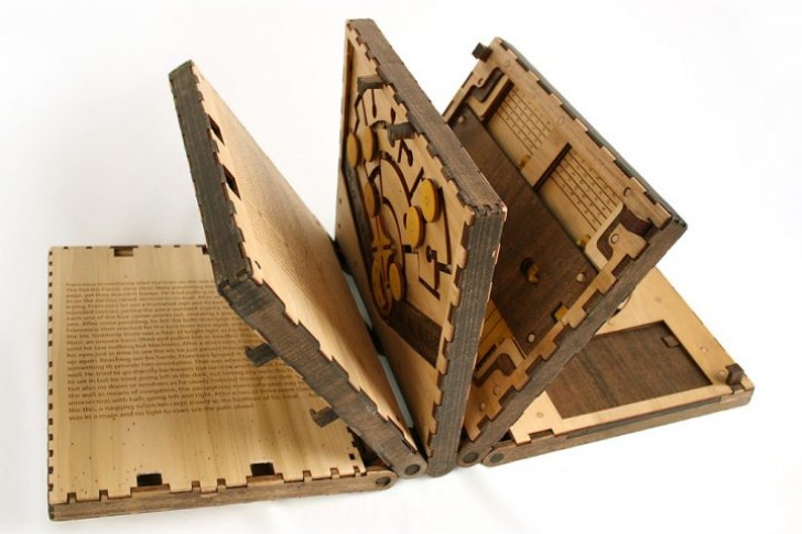 Le livre, composé de cinq pages, est fait à la main. Il est sculpté dans le bois avec un laser