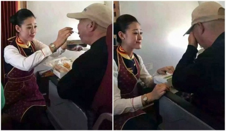 Een stewardess helpt een oude man met eten