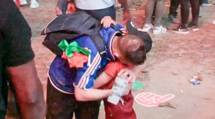 Un bambino portoghese conforta un tifoso francese
