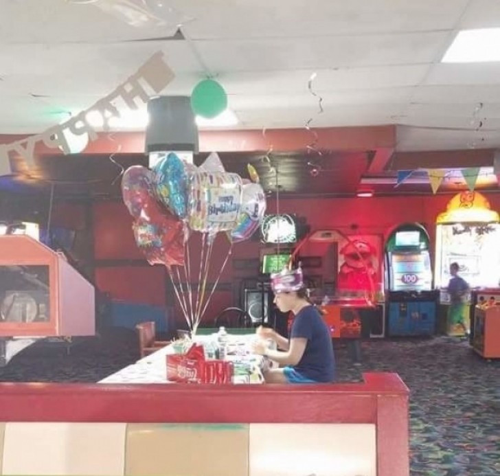 Une fille autiste fête son anniversaire seule. L'année suivante le web se mobilise pour elle