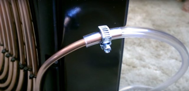 Introducir el tubito de plastica en la extremidad con el de cobre, sujetandoo con una banda metalica.