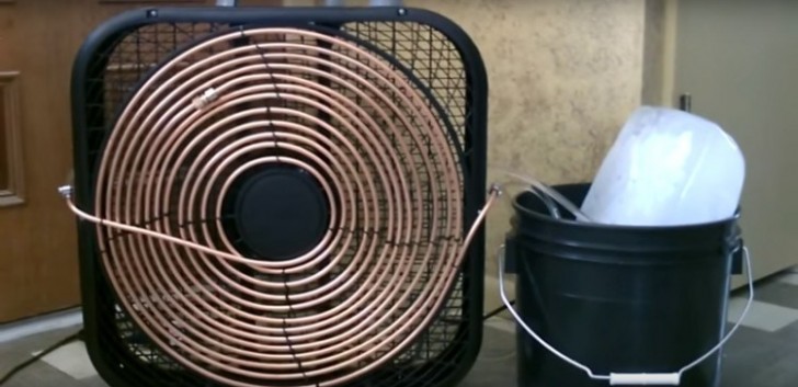 Place a large block of ice and the end of the plastic tube in the bucket, so as to let the cold air circulate and flow inside the copper tubing.