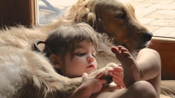 Les animaux et les enfants: un lien qui favorise la diversité et qui peuvent faire la différence dans la vie adulte.
