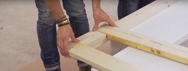 Begin to attach the other beams to form the bed network. You can use a wooden block to make sure you always space them the same distance apart.