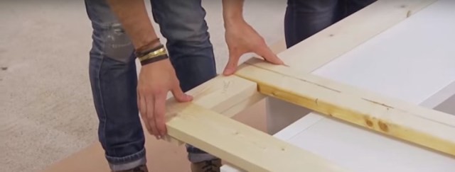 Comenzar a ordenar las otras vigas para formar la red de la cama: usar una madera espaciadora para asegurarse de distanciarlas siempre de la misma medida.