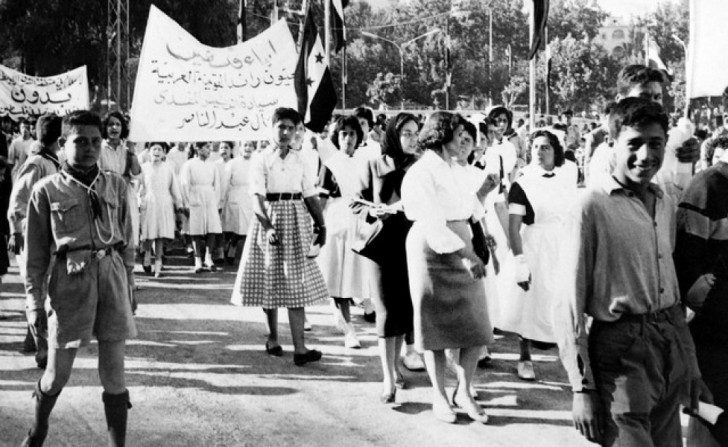 Manifestanti durante la commemorazione del Nakba Day per le strade di Damasco, nella primavera del 1960.