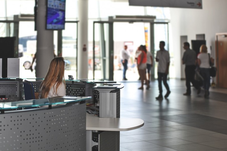 6. Segnalate al più presto possibile l'inconveniente. Non perdete tempo e rivolgetevi all'ufficio smarrimenti dell'aeroporto.