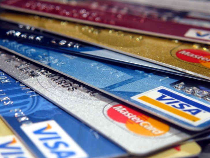 8. Contattate la società della vostra carta di credito. In alcuni casi è previsto un rimborso giornaliero in caso di smarrimento dei bagagli.