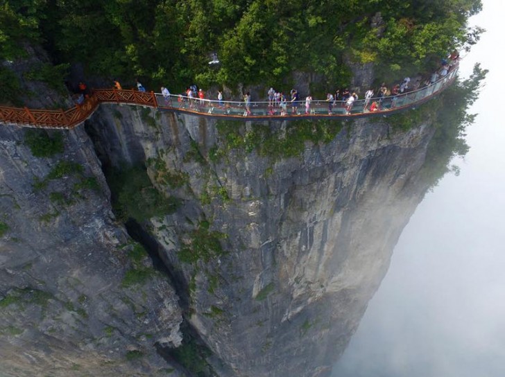 La pasarela del escalofriante lugar es largo 100 metros y ancha 1,5 mts. pero lo increible esta en el hecho que, siendo de vidrio, permite de ver la pared de la montaña descender unos casi 1500 metros!