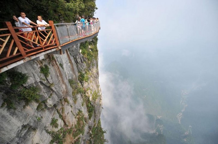 Une promenade sur la falaise: voici l'impressionnant pont en verre qui longe la montagne - 4