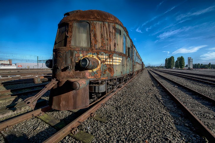 Der Fotograf ist spezialisiert auf verlassene Orte und Objekte. Er heißt Brian und hat eine Reportage über den verlassenen Orient Express in Belgien veröffentlicht.