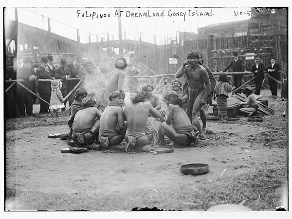 Un groupe de philippins "exposés" au parc d'attractions de Coney Island (New York) en 1905.