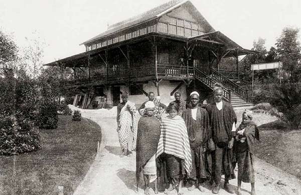 La réplique d'une ferme congolaise avec une famille de paysans (1906).