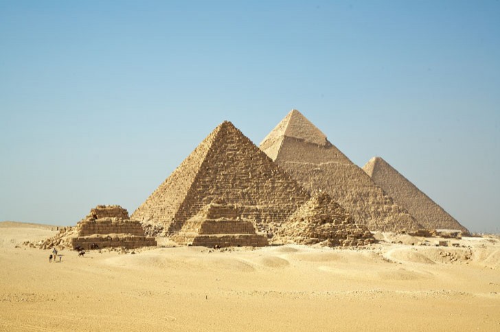 Gli egittologi avevano già scoperto come gli Egizi trasportassero i massi di pietra calcarea dalle cave utilizzando delle chiatte, ma non era chiaro come potessero spostare pietre di 2,5 tonnellate attraverso il deserto