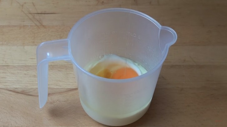 A parte versate nello yogurt l'uovo e l'estratto di vaniglia e mescolate.