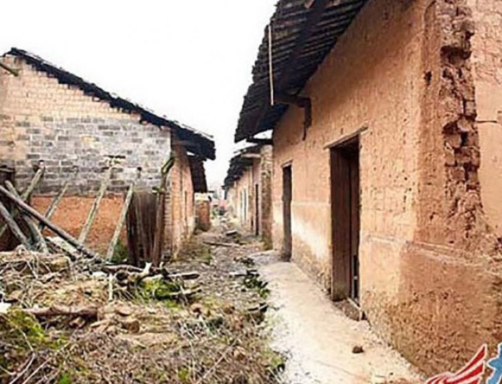 Dopo aver ottenuto il permesso di radere al suolo le vecchie case del villaggio, Xiong ha ingaggiato una ditta edile affinché costruisse un villaggio completamente nuovo.