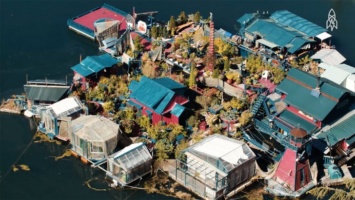 The Freedom Cove (baie de la liberté) est une structure flottante près de Vancouver que Catherine et Wayne ont construit avec leurs mains, sans l'aide d'outils électriques.