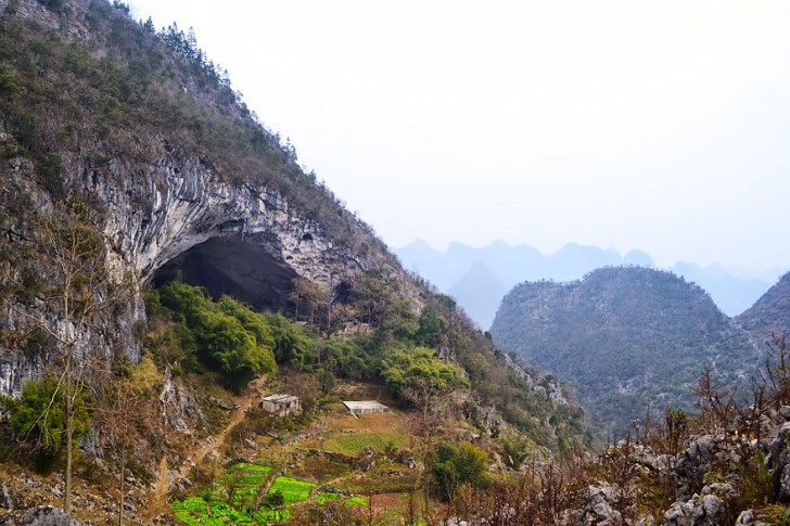 La grotte est accessible après une randonnée d'une heure dans la dense forêt de bambous. Le village n'a pas de liens directs avec le monde extérieur.