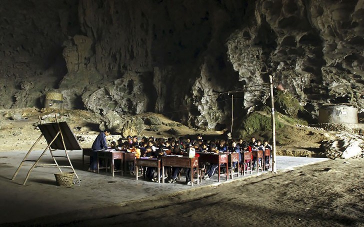 La présence d'une école dans la grotte a récemment soulevé un vif débat entre la tribu et le gouvernement chinois.