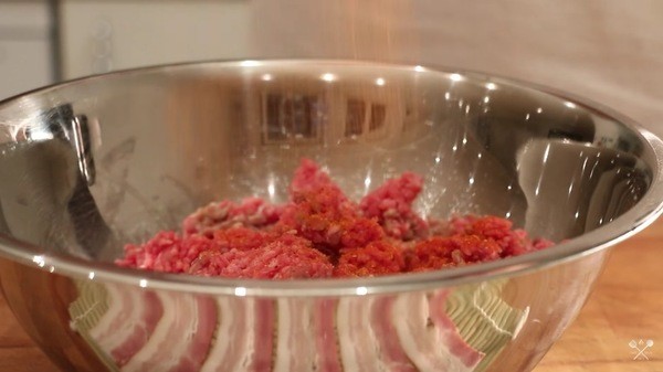 Prepare 500 grams of minced meat by adding spices and seasoning to taste.