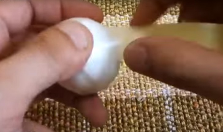 2. Cubra o ovo com fita adesiva para protegê-lo durante o processo