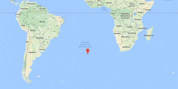 Questa è una mappa che vi fa capire quanto sperduta sia quest'isola dell'Oceano Atlantico.